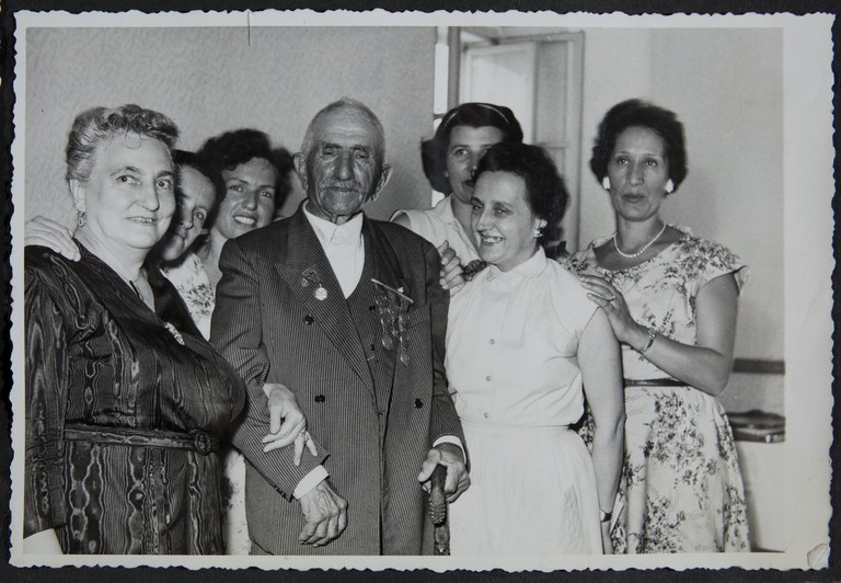 Trieste, luglio 1956, A.N.P.I. provinciale, signore in posa per una foto ricordo con Alcide Cervi